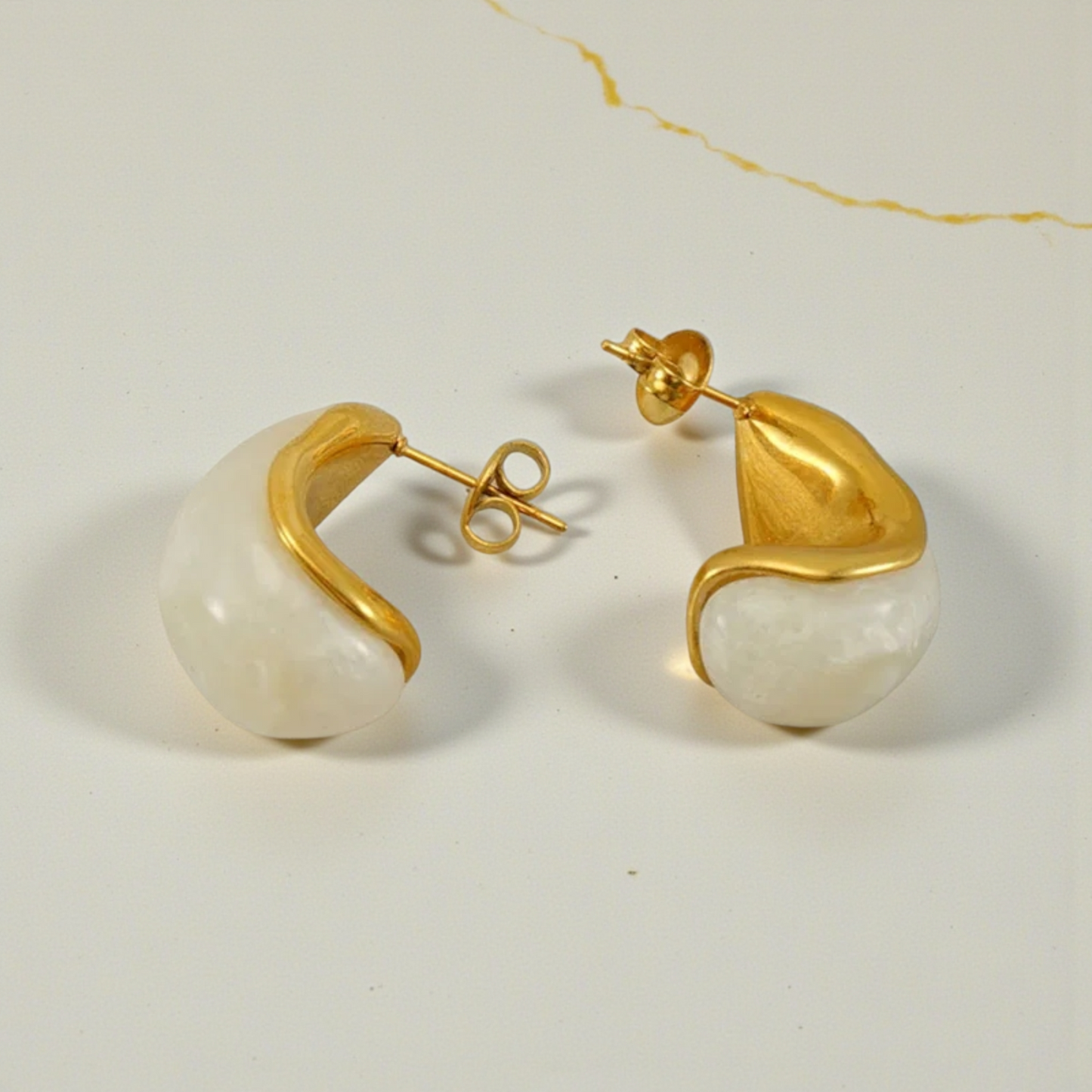 Aretes elegantes en forma de gota
