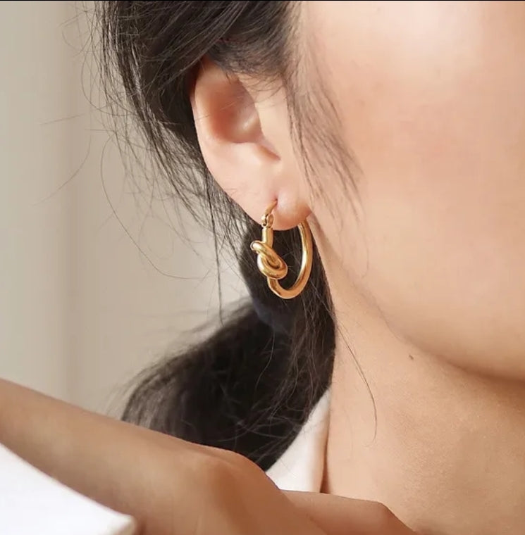 Argollas con detalle de nudo