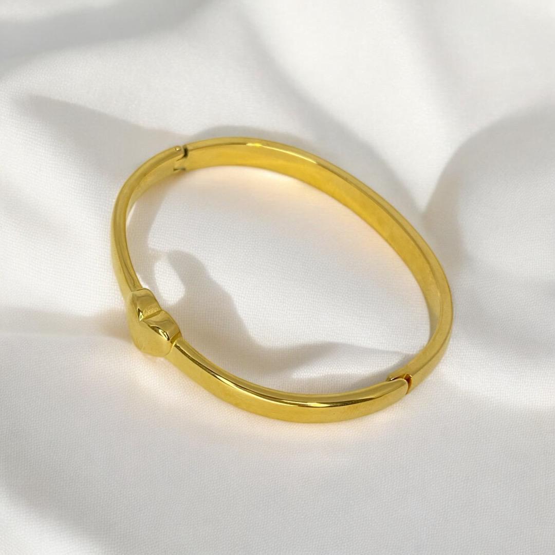 Brazalete dorado con detalle de corazón