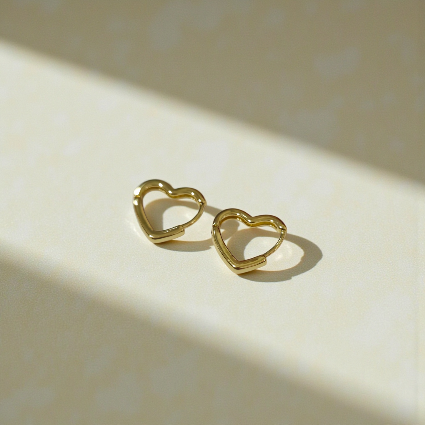 Aretes delicados en forma de corazón