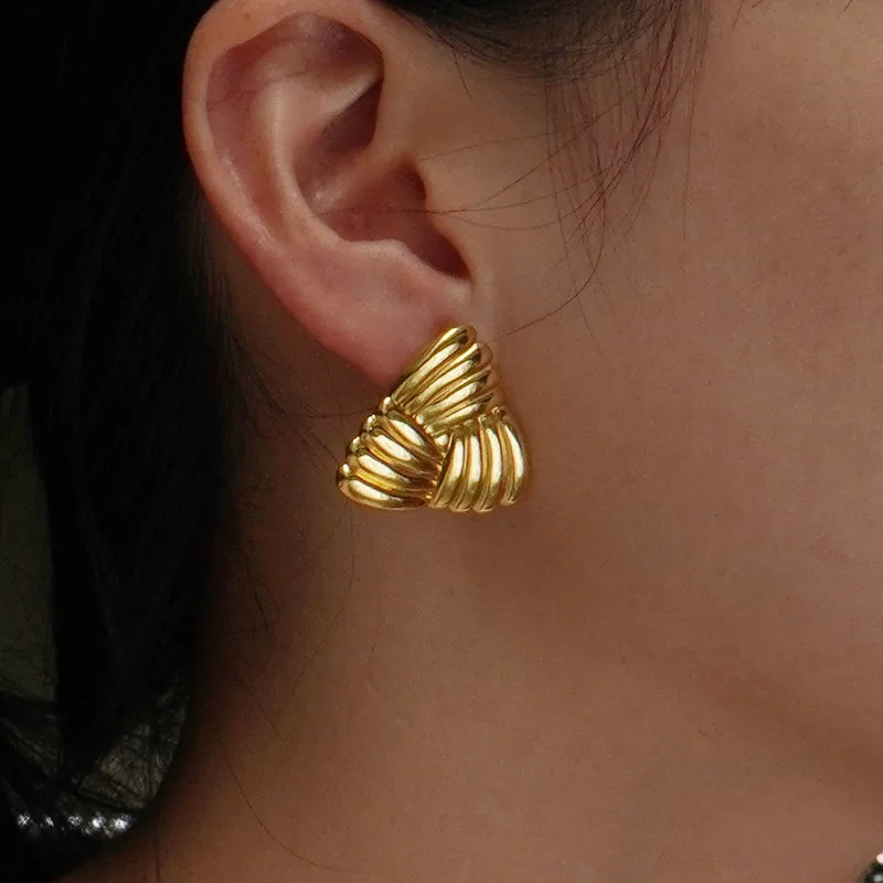 Aretes elegantes con textura