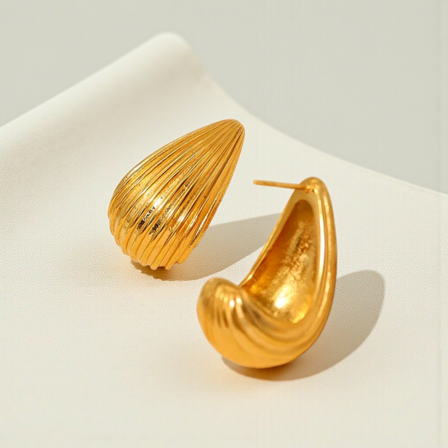 Aretes elegantes en forma de gota