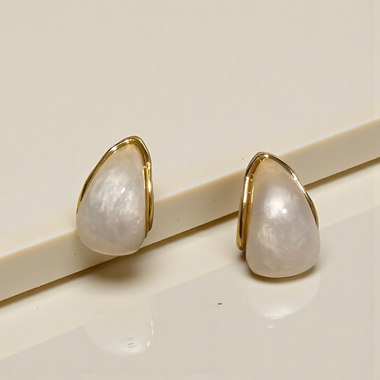 Aretes elegantes en forma de gota