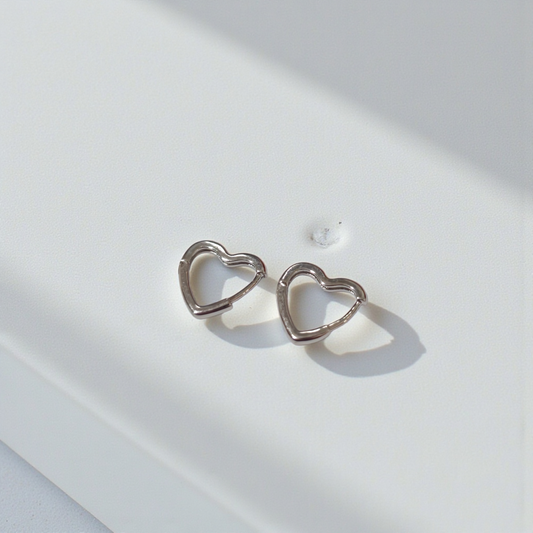 Aretes delicados en forma de corazón