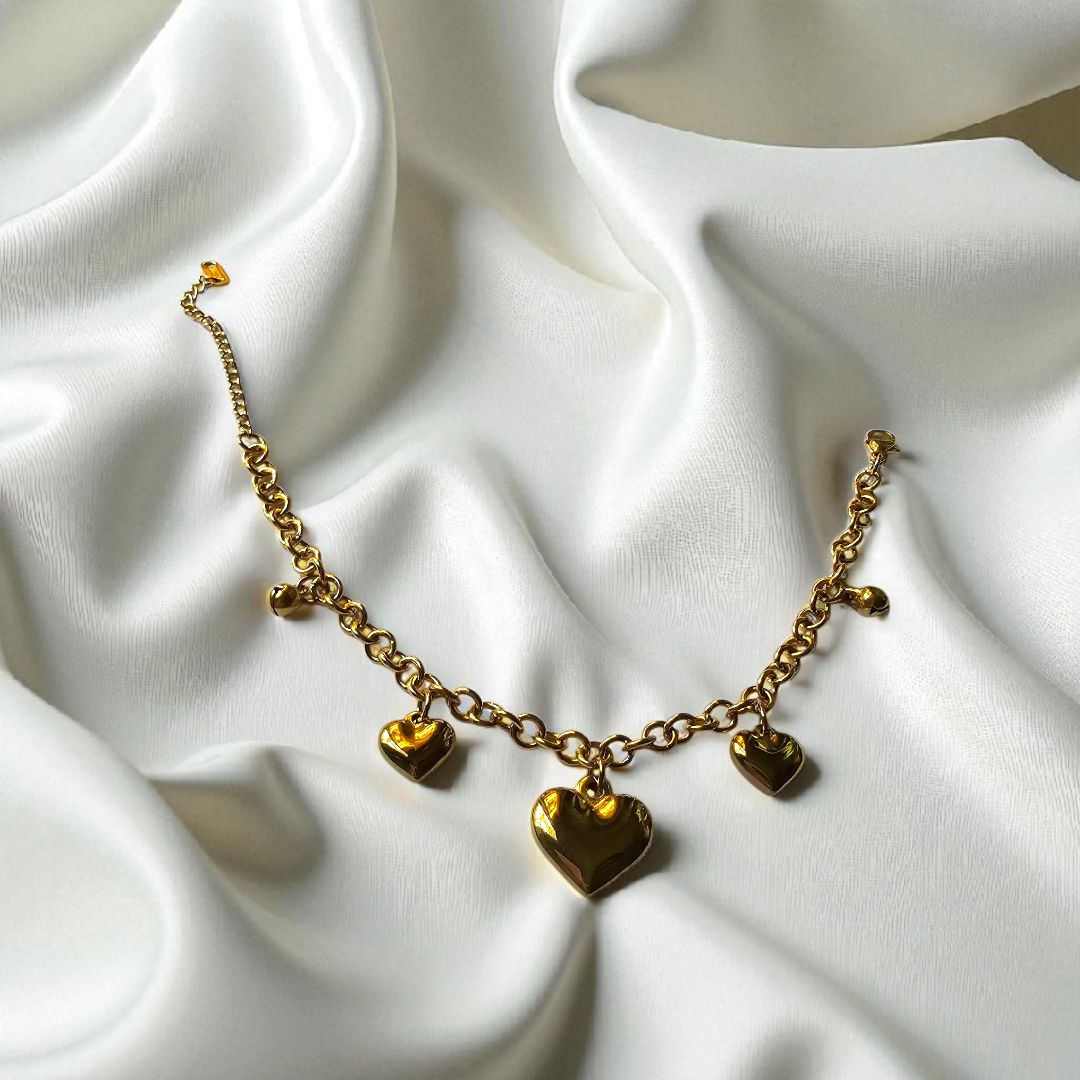 Brazalete dorado detalles de corazón