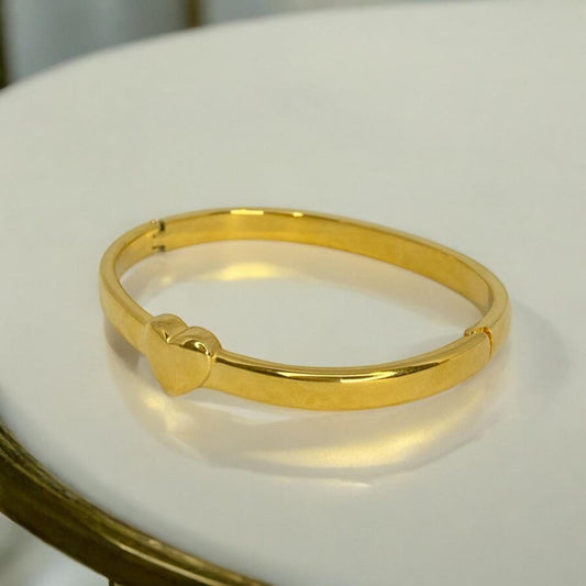 Brazalete dorado con detalle de corazón