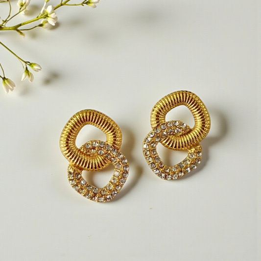 Aretes dobles en tono dorado
