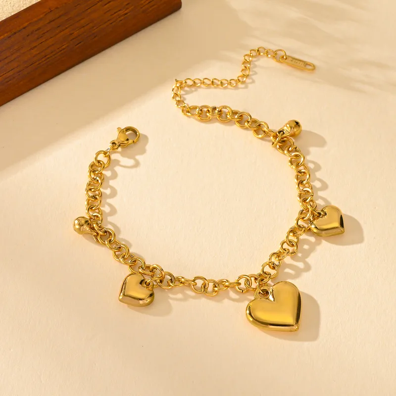 Brazalete dorado detalles de corazón