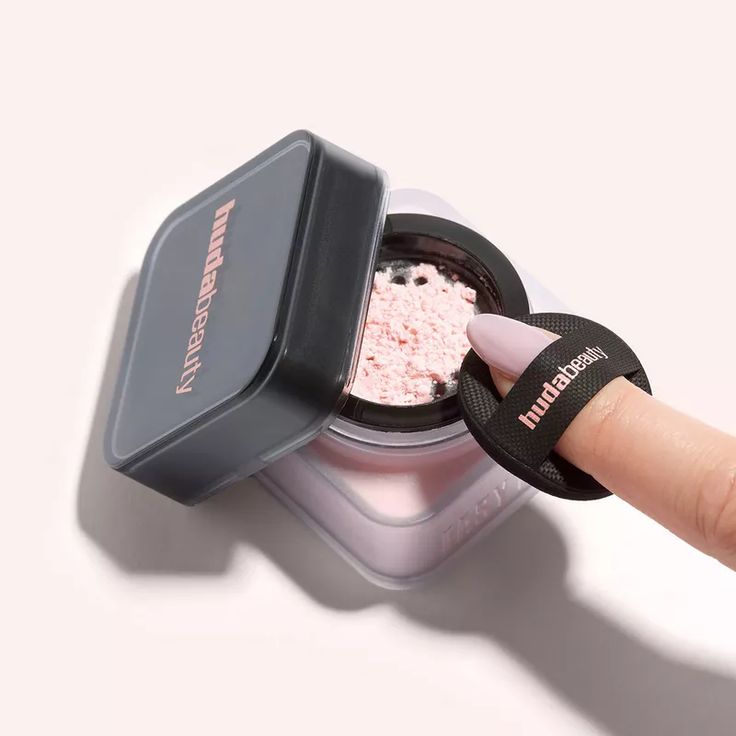 HUDA BEAUTY  Easy Bake Blurring Loose Baking & Setting Powder