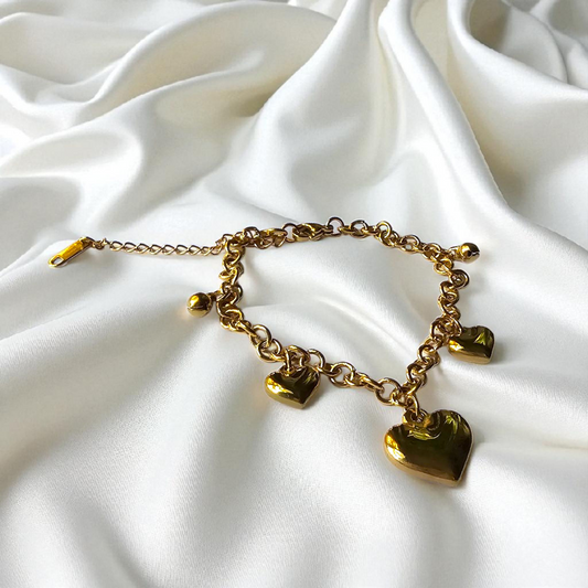 Brazalete dorado detalles de corazón