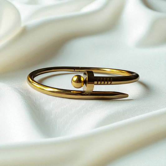 Brazalete dorado estilo moderno