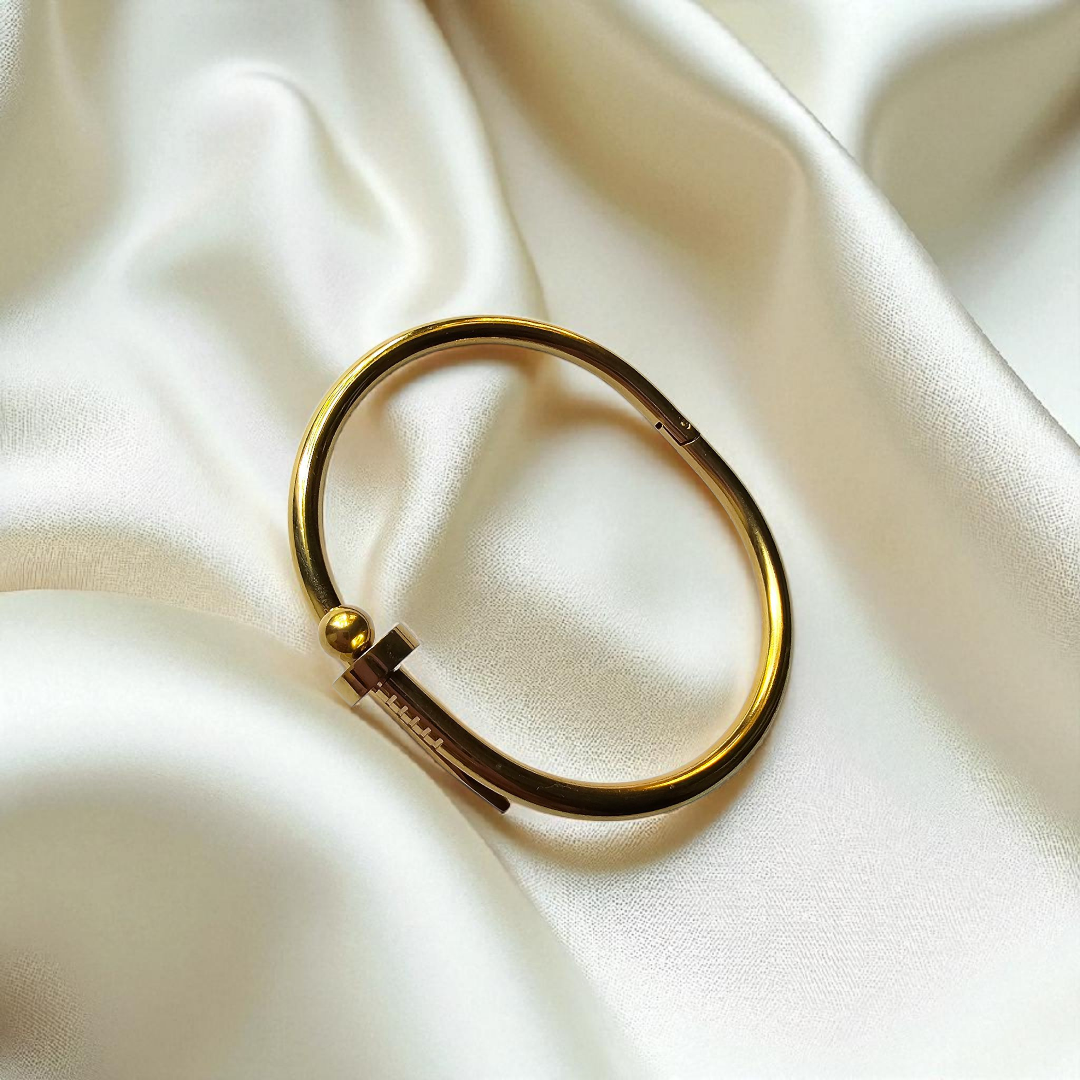 Brazalete dorado estilo moderno