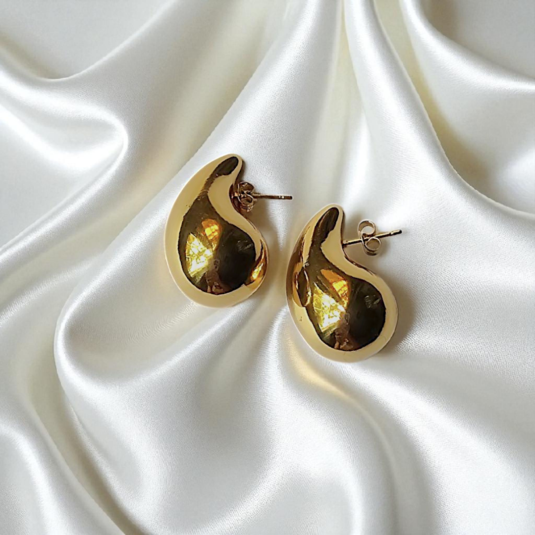 Aretes dorados en forma de gota