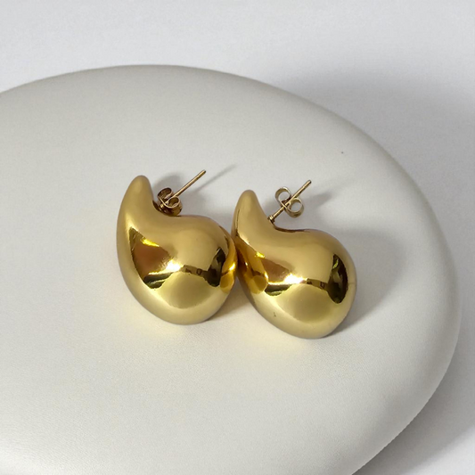 Aretes dorados en forma de gota