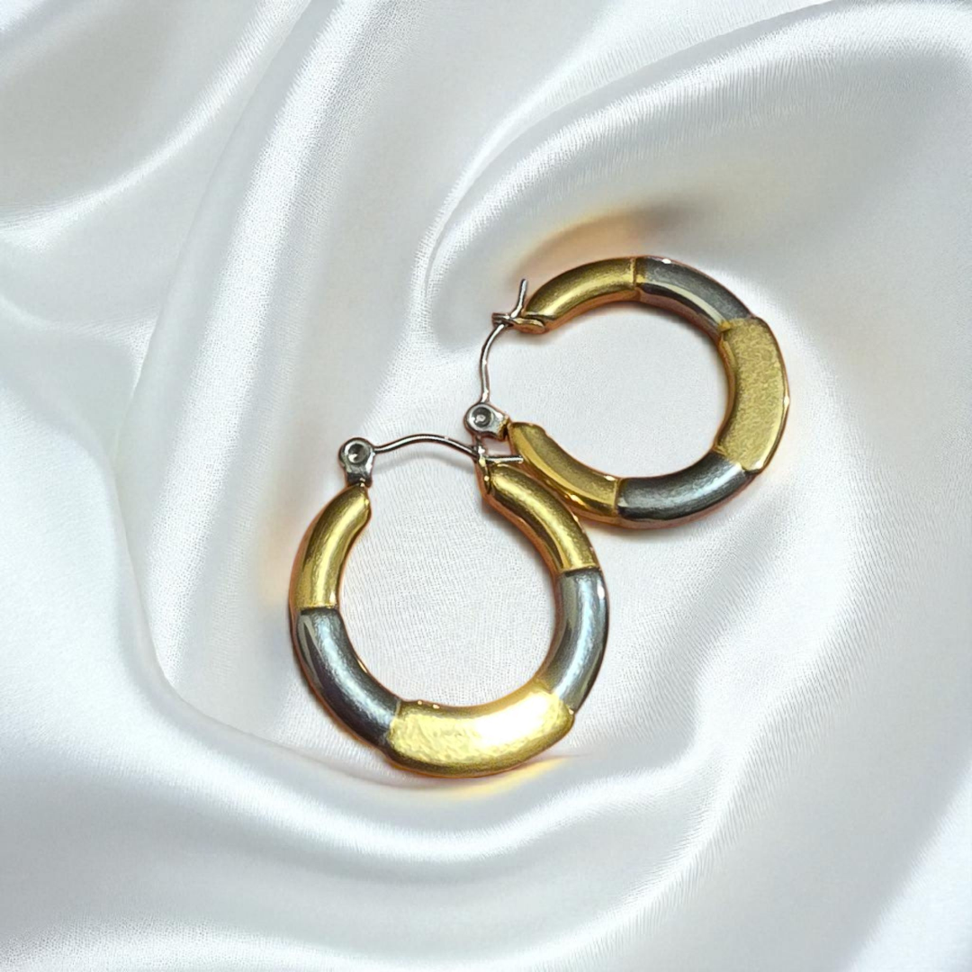Aretes estilo clásico con una mezcla perfecta entre dorado y plateado