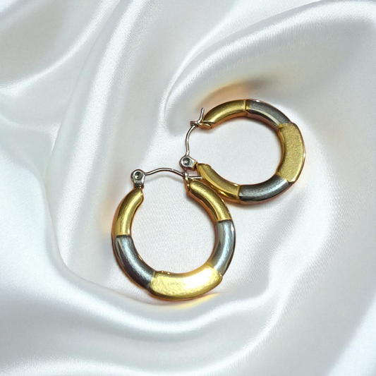 Aretes estilo clásico con una mezcla perfecta entre dorado y plateado