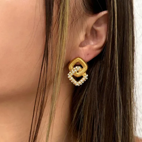 Aretes dobles en tono dorado