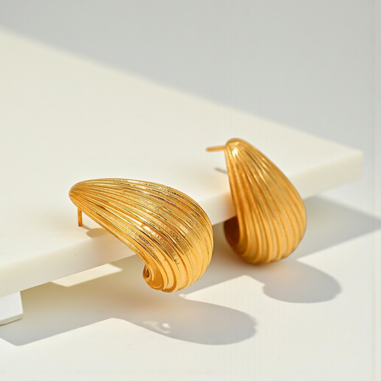 Aretes elegantes en forma de gota