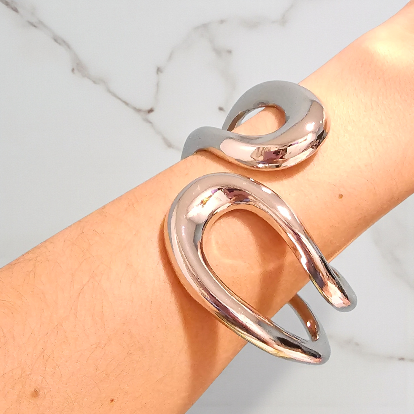 Pulsera grande y elegante ajustable